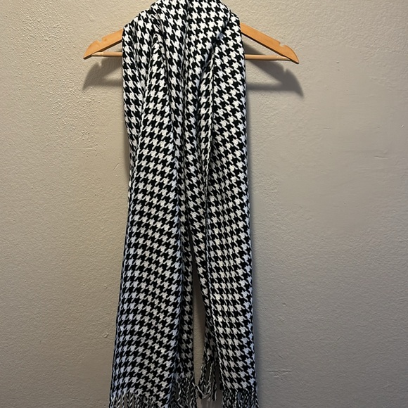 Houndstooth scarf - Picture 5 of 5